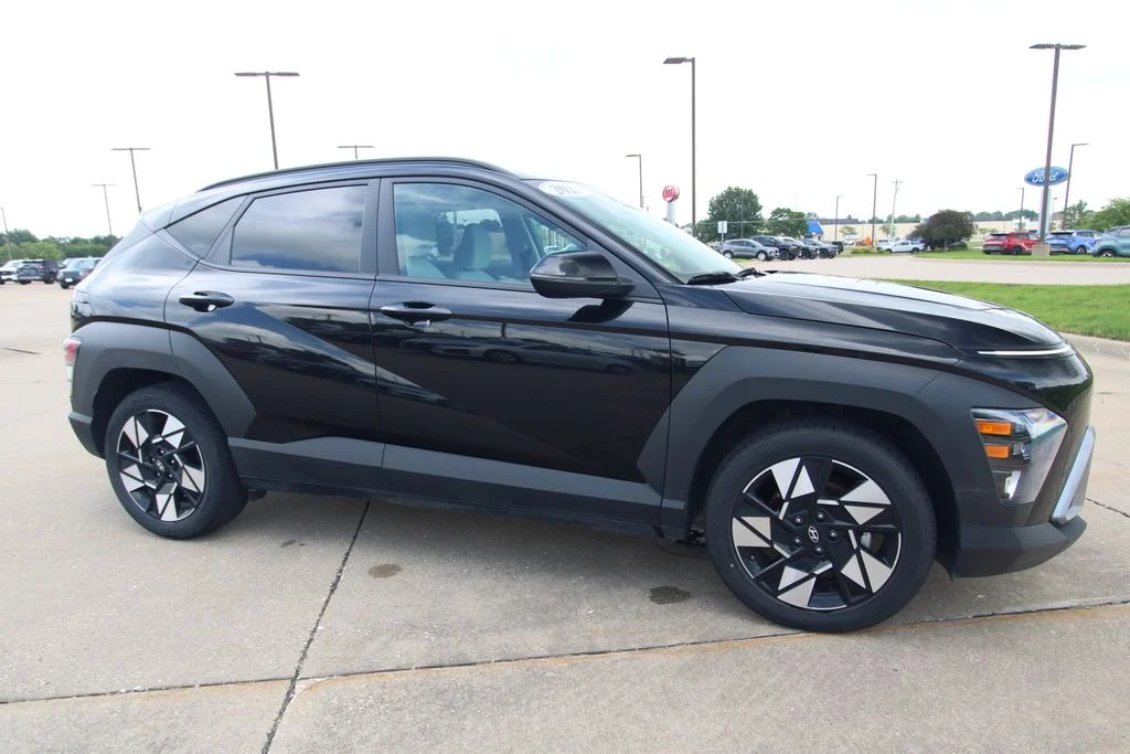 Used 2025 Black Hyundai SEL image 3