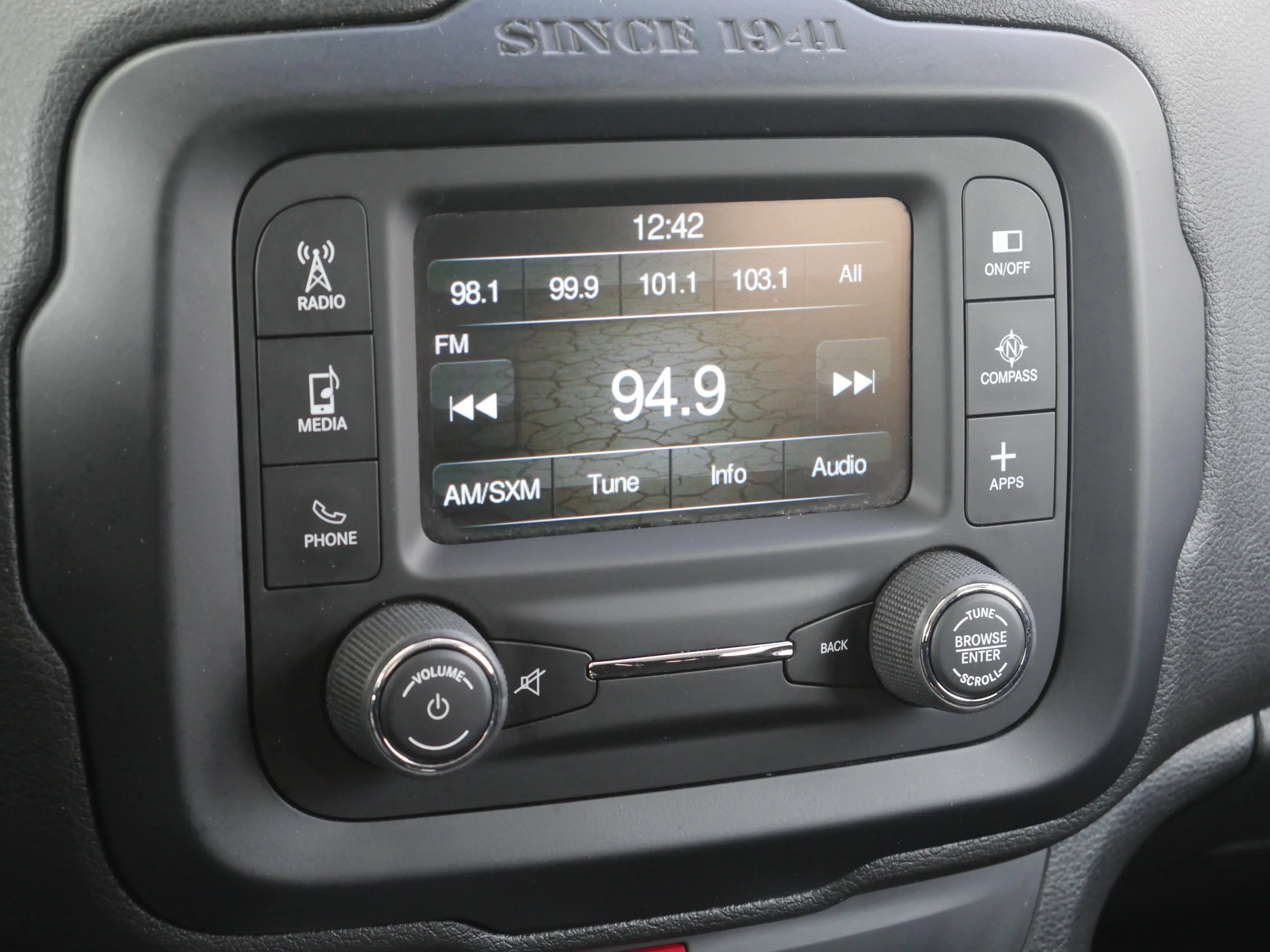 Used 2017 Alpine White Jeep Latitude image 10