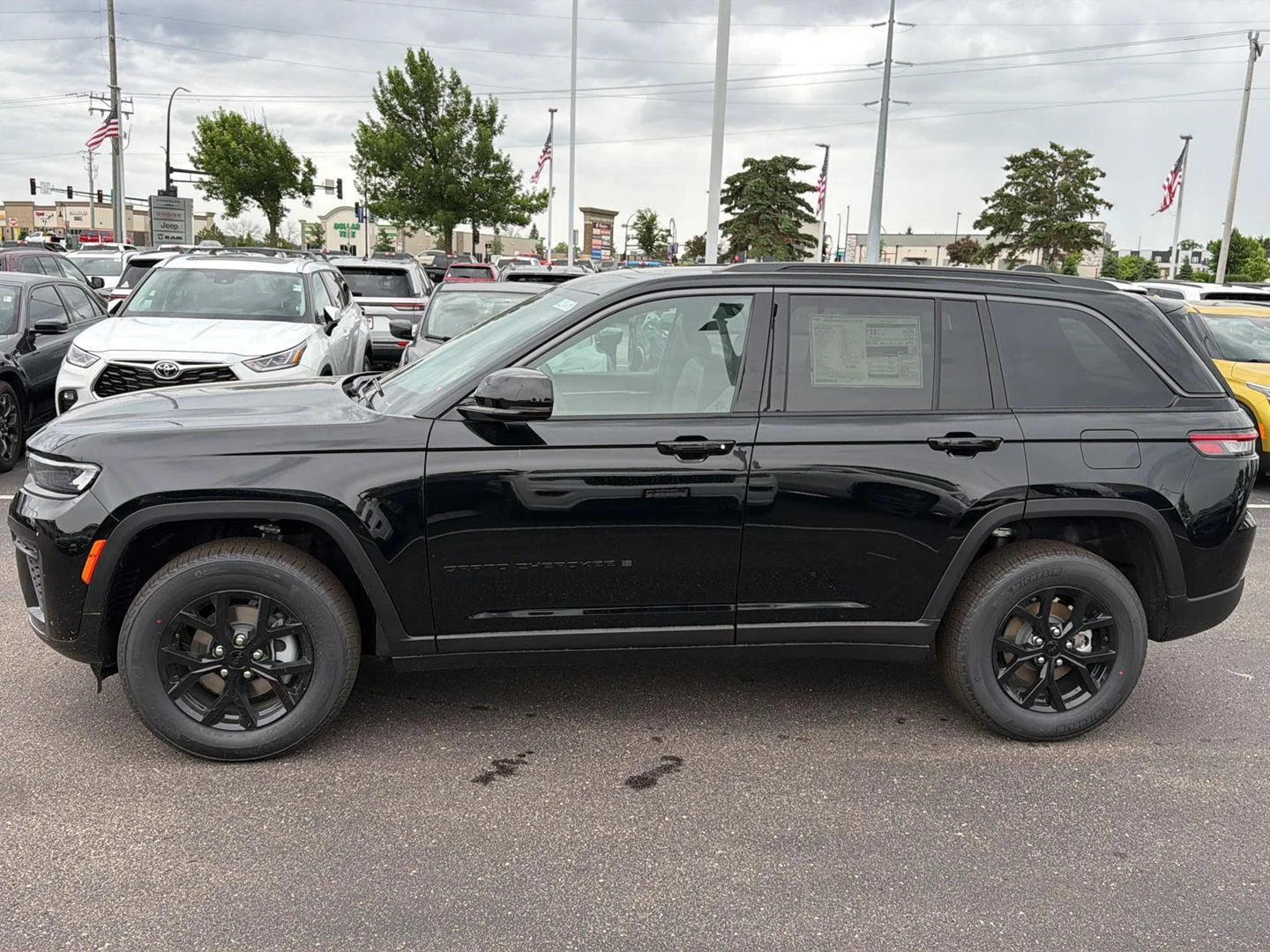 New 2026 Diamond Black Crystal Pearlcoat Jeep Laredo Altitude image 4
