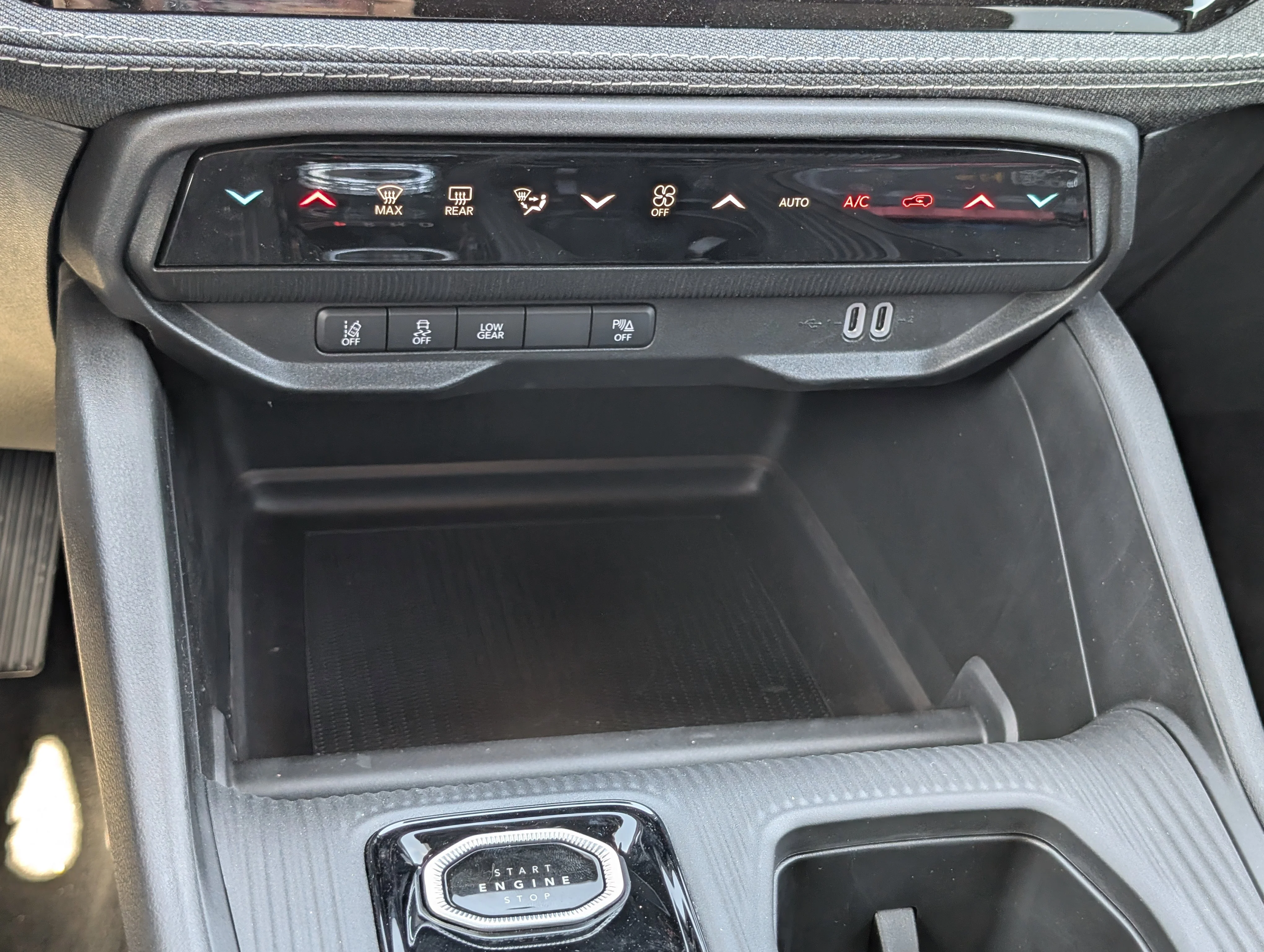 New 2026 Diamond Black Crystal Pearl Jeep Laredo image 29