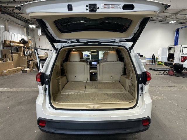 Used 2017 White Toyota XLE image 25