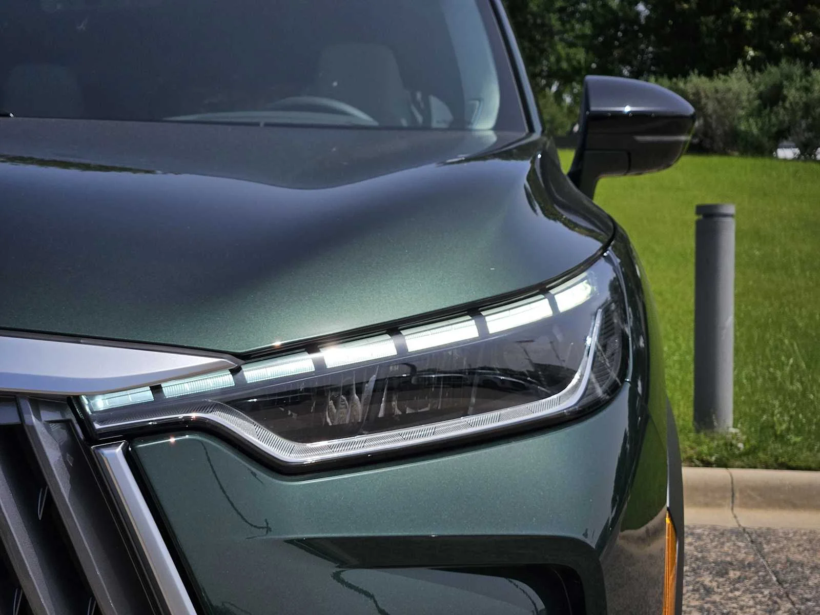 New 2026 DEEP EMERALD INFINITI Luxe FWD image 5
