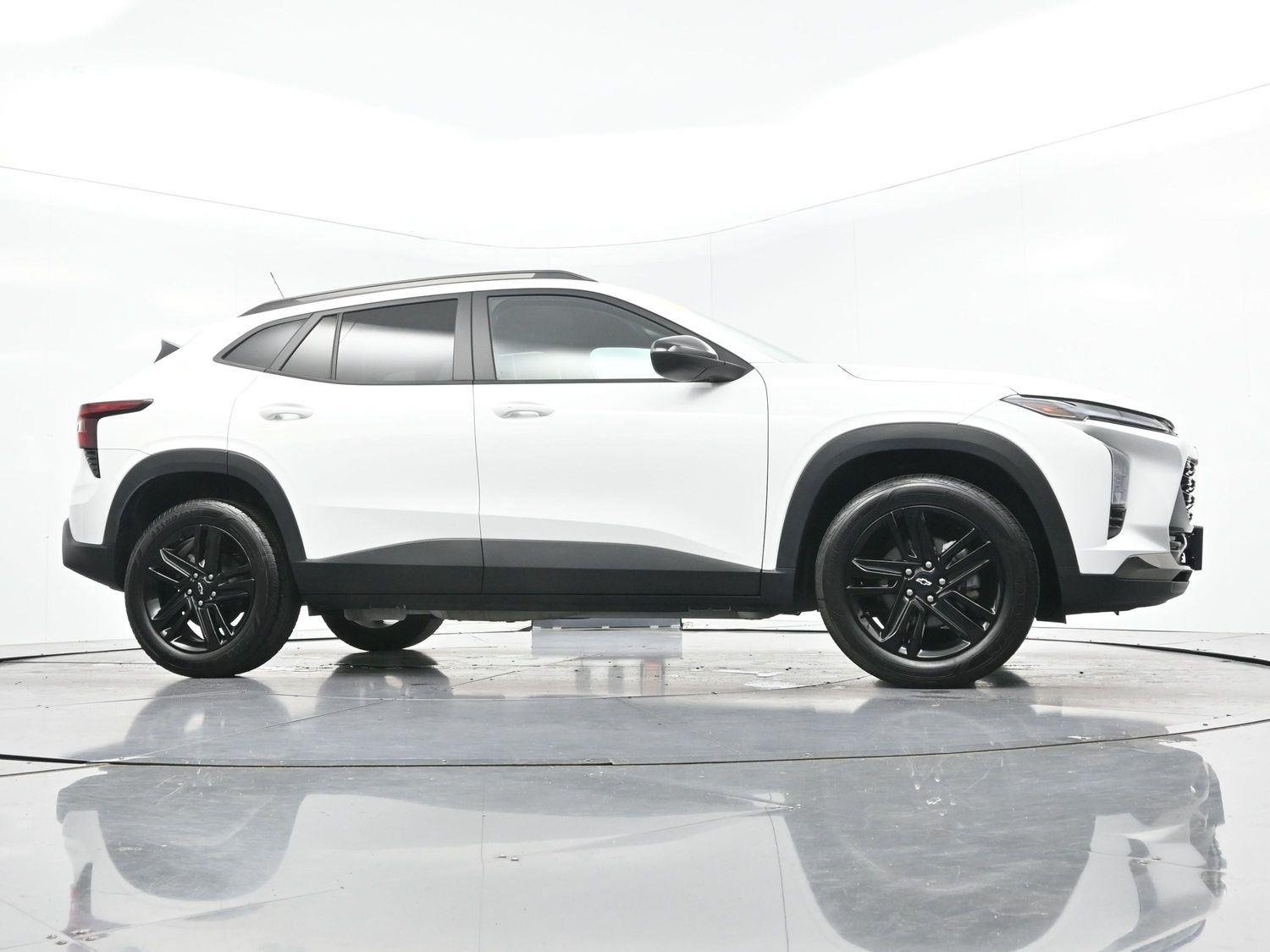 Used 2025 Summit White Chevrolet ACTIV image 42
