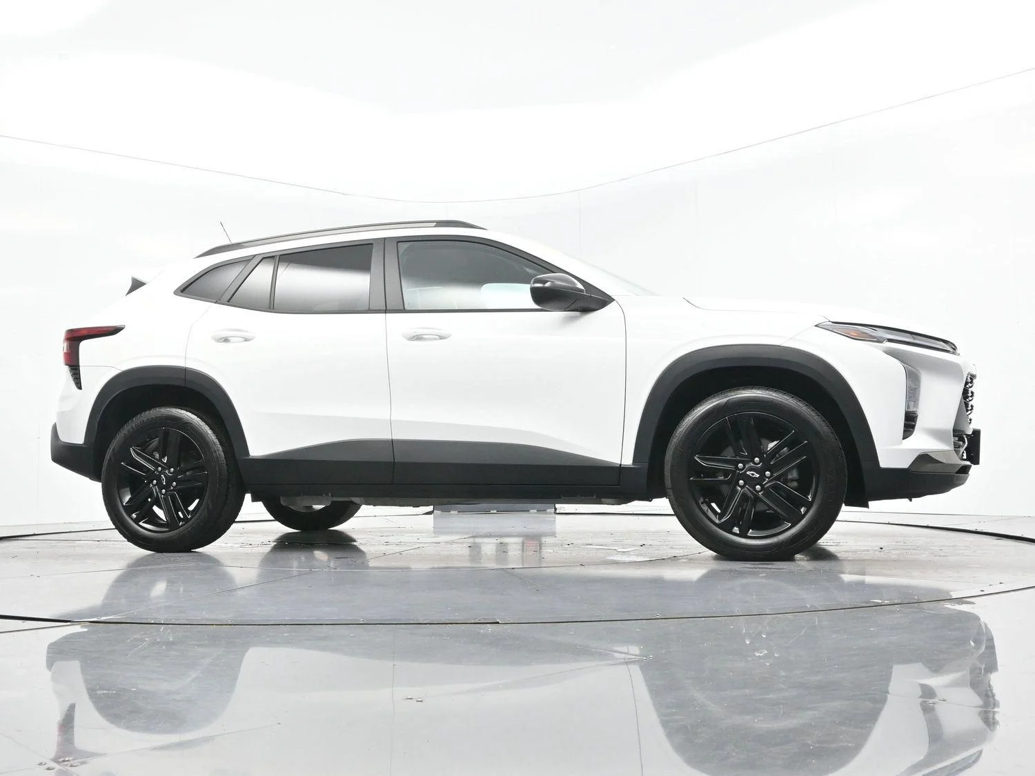 Used 2025 Summit White Chevrolet ACTIV image 42