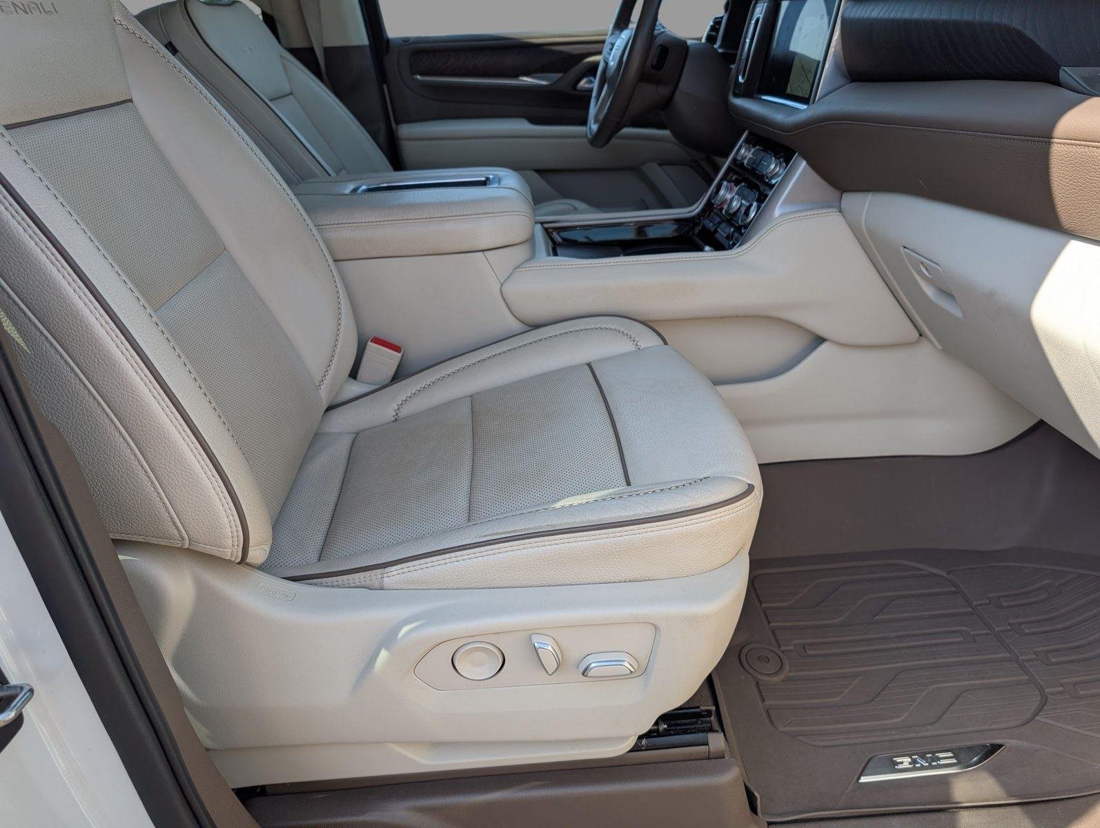 Used 2022 White Frost Tricoat GMC Denali image 41