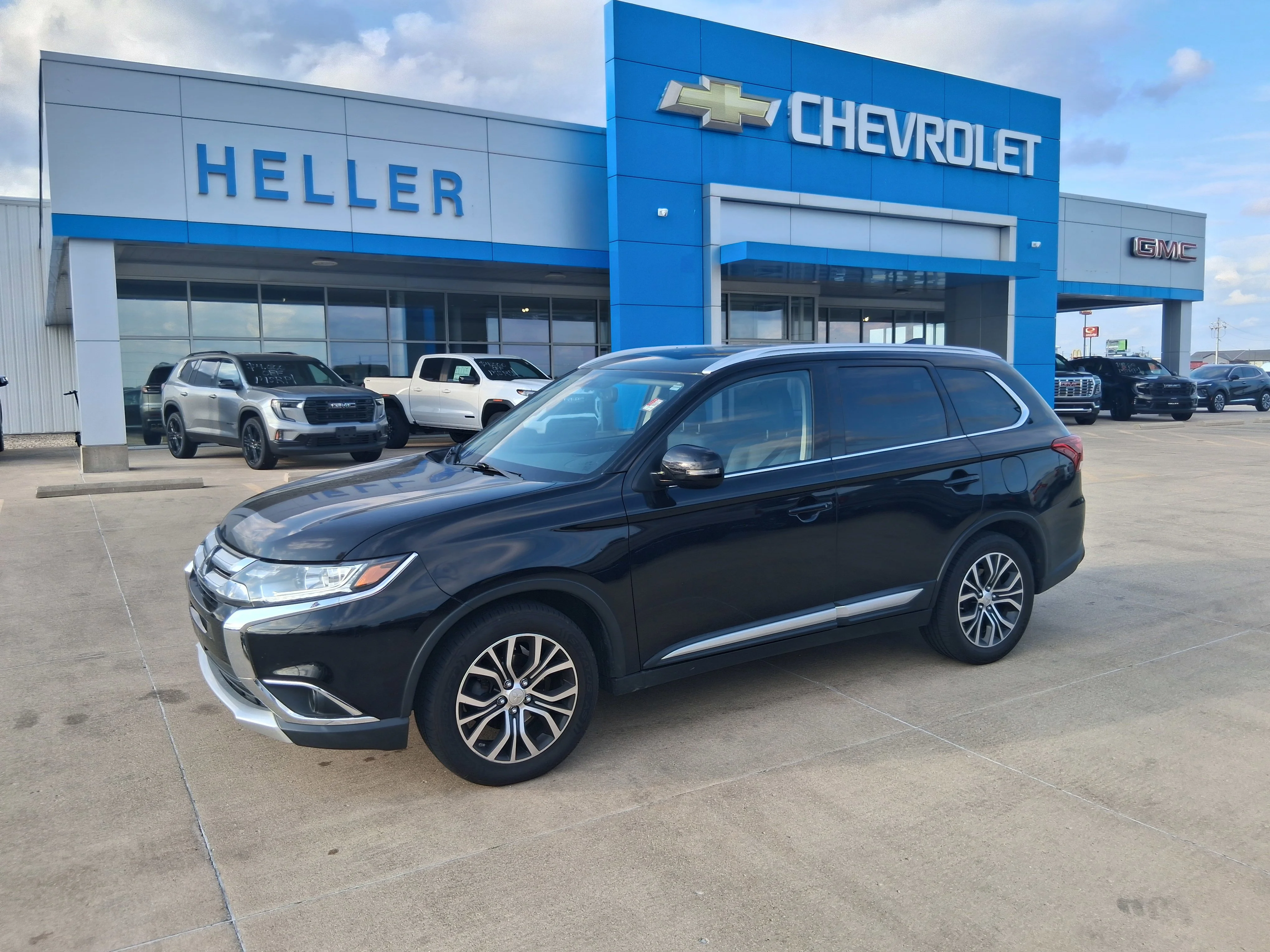 Used 2017 Labrador Black Mitsubishi SEL image 3