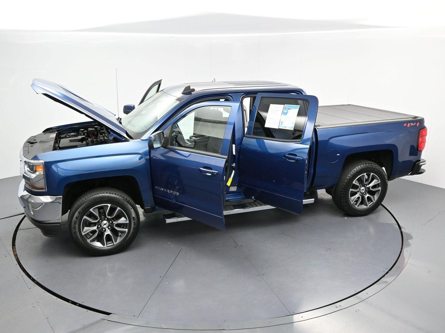 Used 2018 Deep Ocean Blue Metallic Chevrolet LT image 41