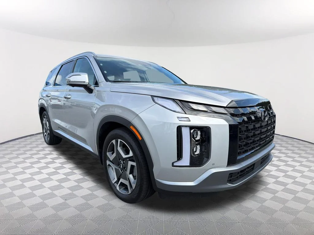 Used 2025 Silver Hyundai SEL Premium image 3