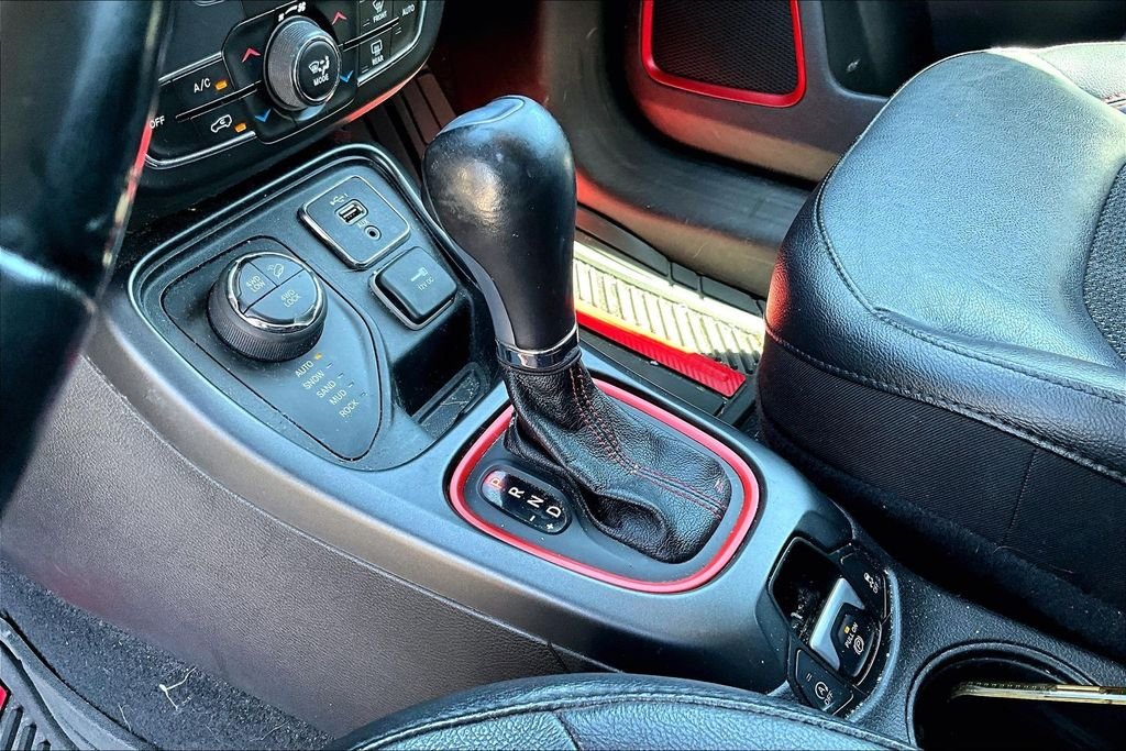 Used 2020 White Jeep Trailhawk image 12