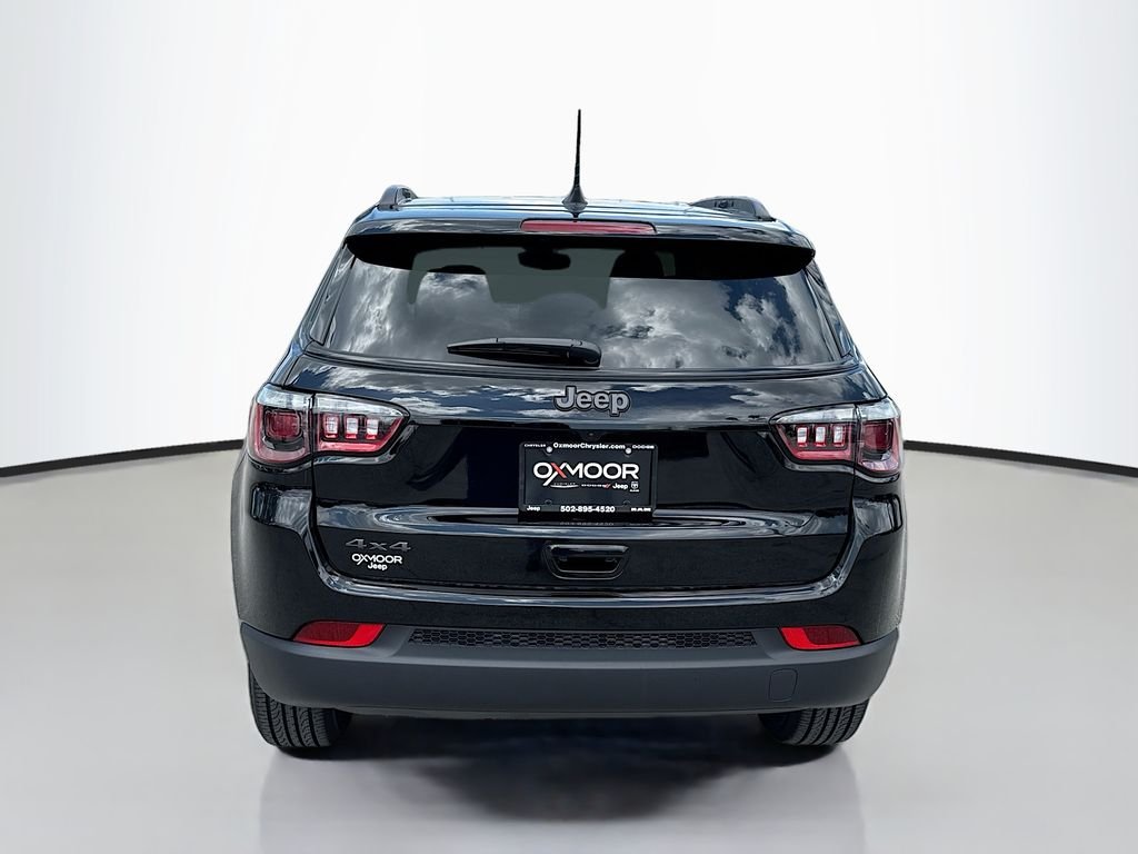 New 2026 Diamond Black Crystal Pearlcoat Jeep Latitude Altitude image 5