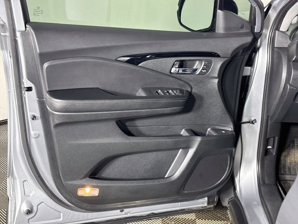 Used 2017 Silver Honda RTL-E image 10