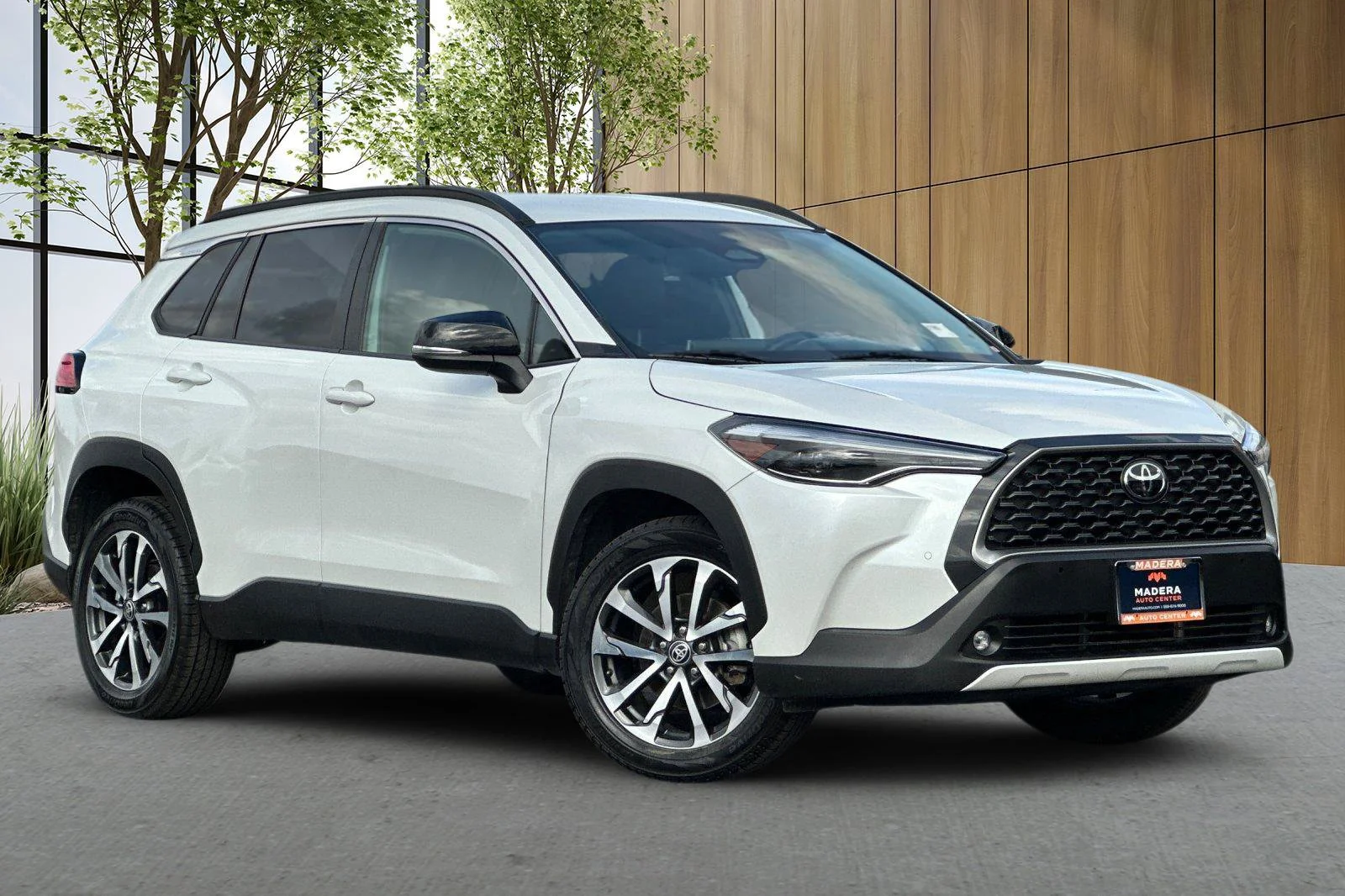 Used 2025 White Toyota XLE image 1