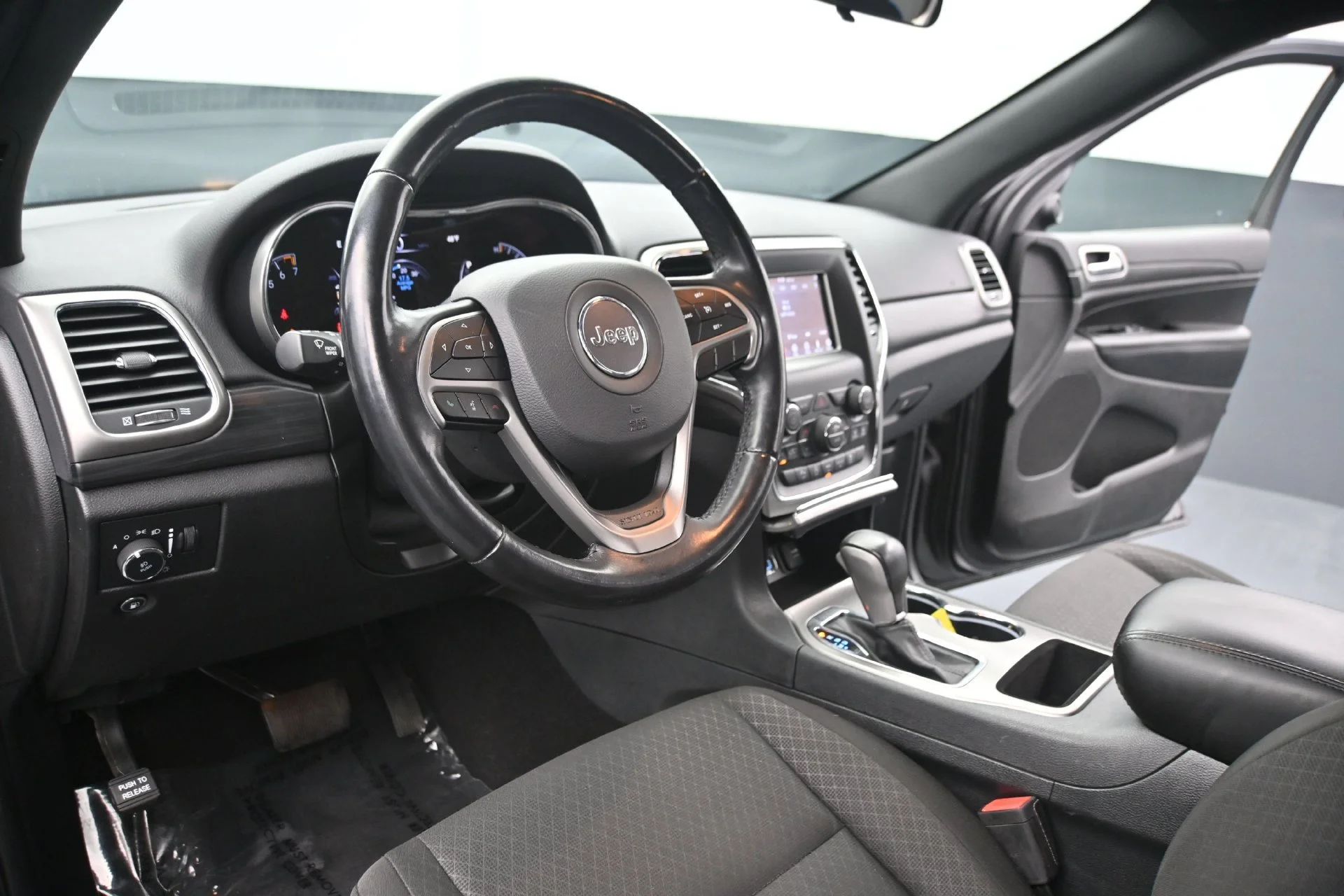 Used 2020 Granite Crystal Metallic Clearcoat Jeep Laredo E image 22