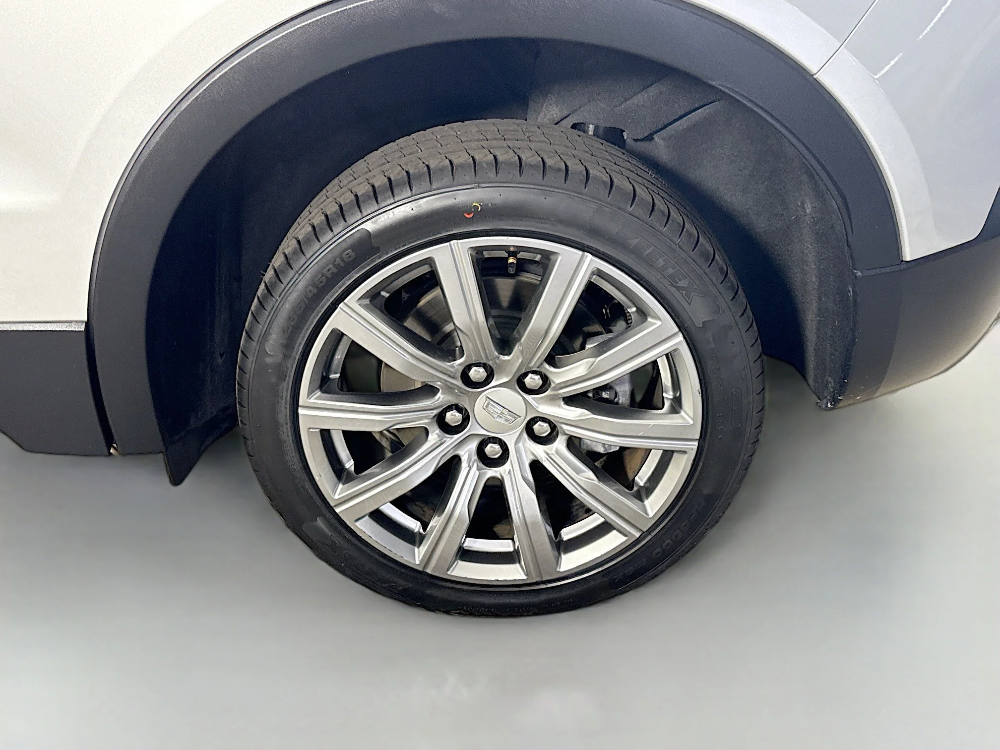Used 2019 Radiant Silver Metallic Cadillac FWD Premium Luxury image 33