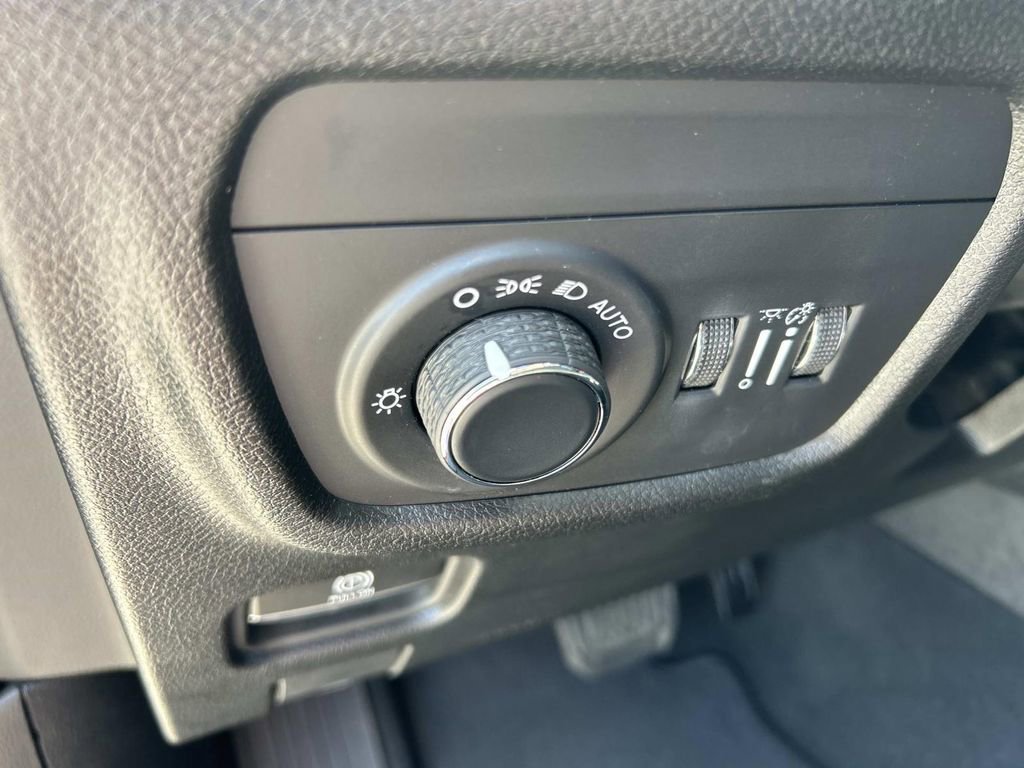 Used 2023 Velvet Red Pearlc Jeep Altitude image 29