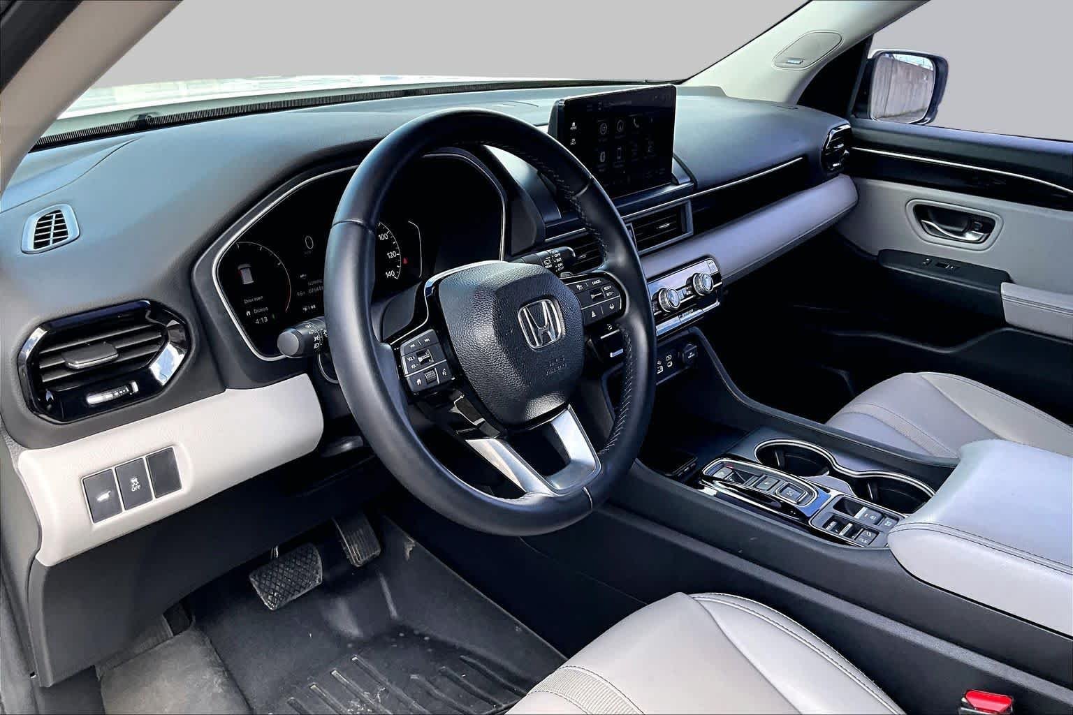 Used 2023 Platinum White Pearl Honda Touring image 18