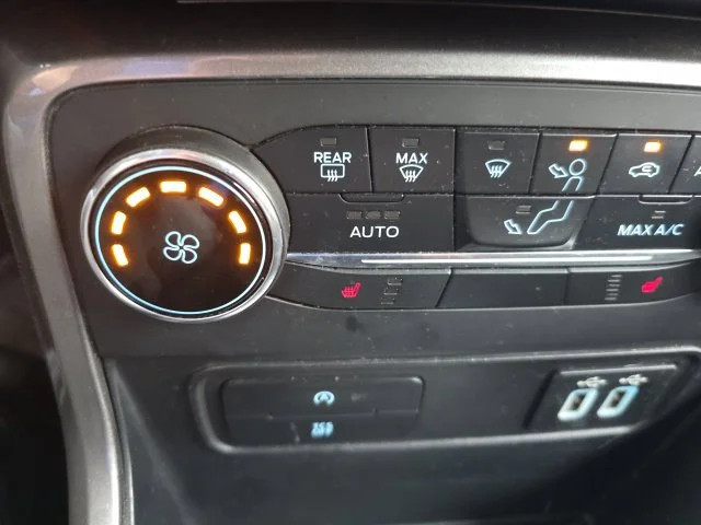 Used 2018 Blue Ford SE image 16