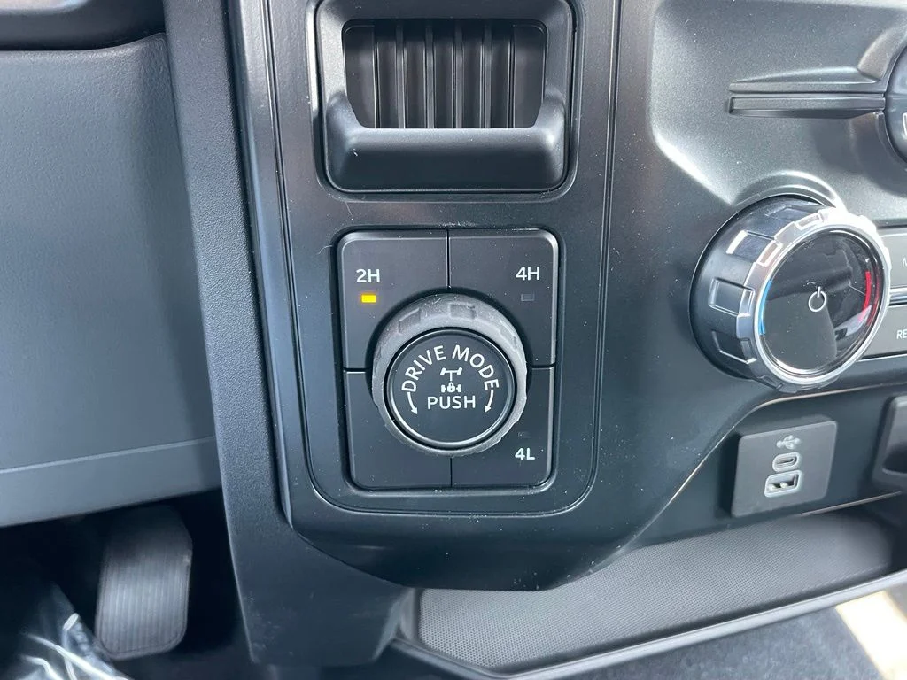 New 2026 Carbonized Gray Metallic Ford XLT image 12