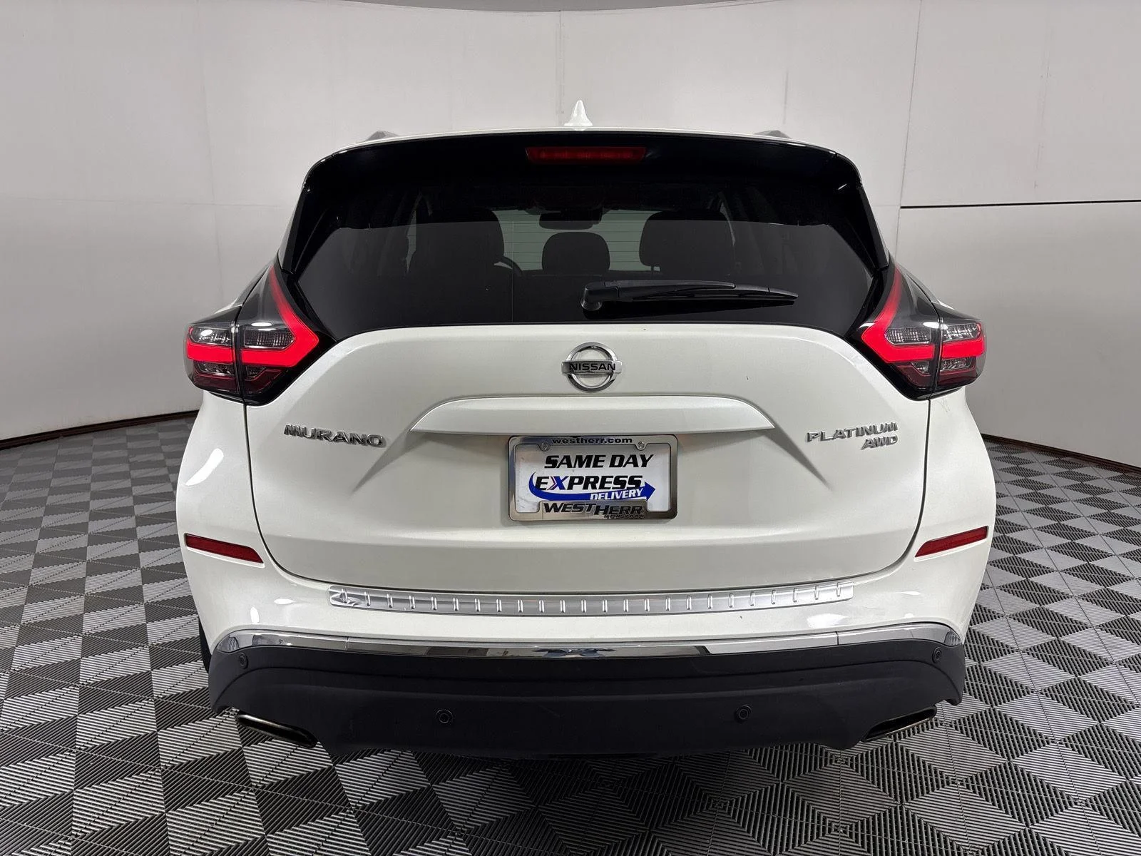 Used 2020 Pearl White Tricoat Nissan Platinum image 23