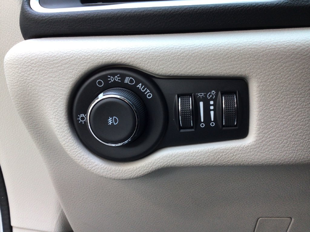 Used 2024 Silver Chrysler Touring L image 25