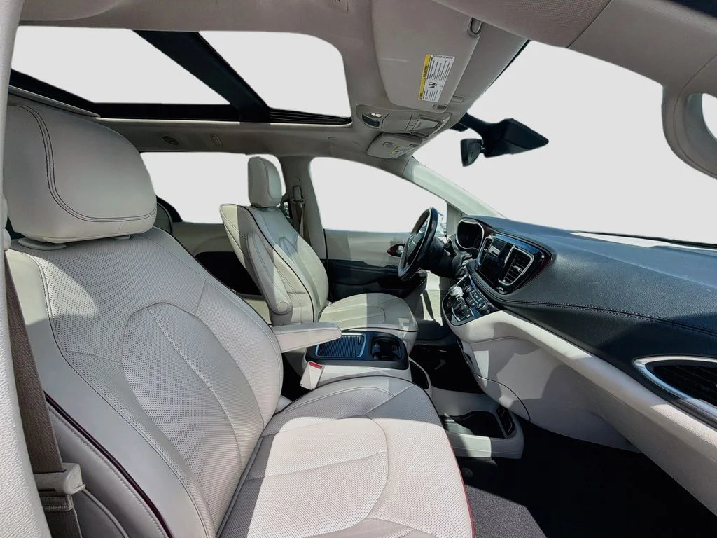Used 2018 White Chrysler Limited image 30