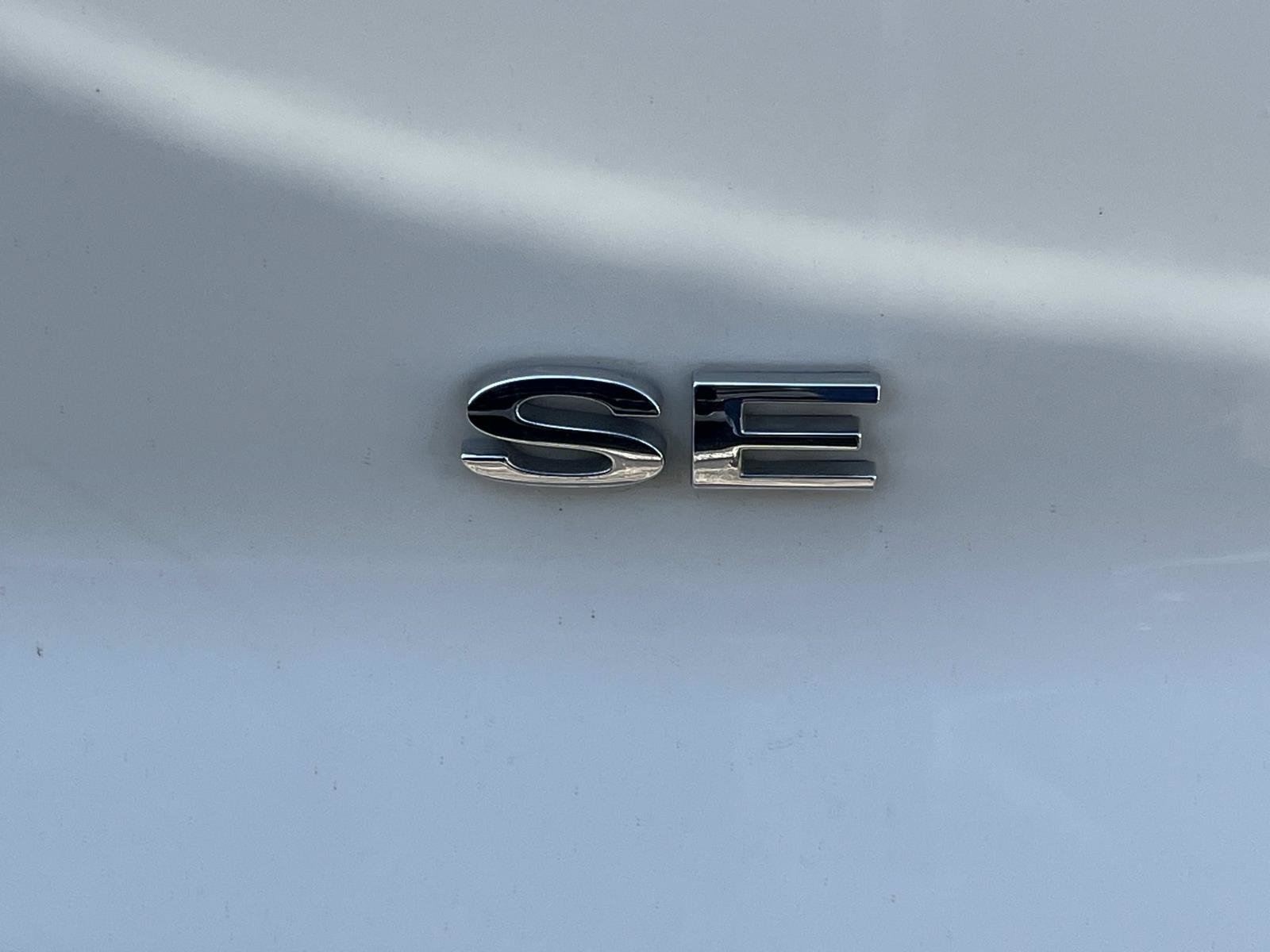 Used 2021 Diamond White Ford SE image 7