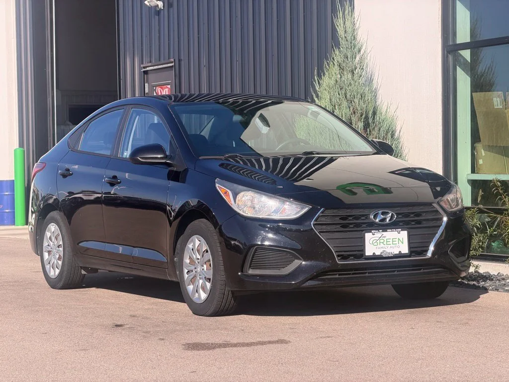 Used 2018 Black Hyundai SE image 4