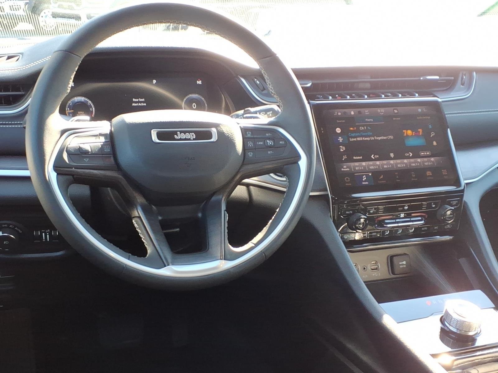 Used 2023 White/off-white Jeep Limited image 3
