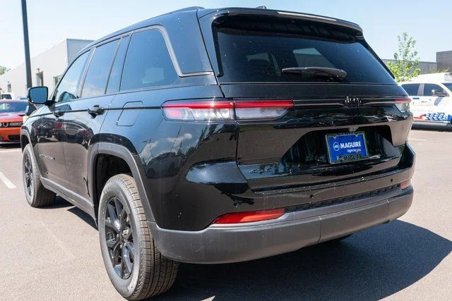 New 2026 Diamond Black Crystal Pearl-Coat Exterior Paint Jeep Altitude image 7