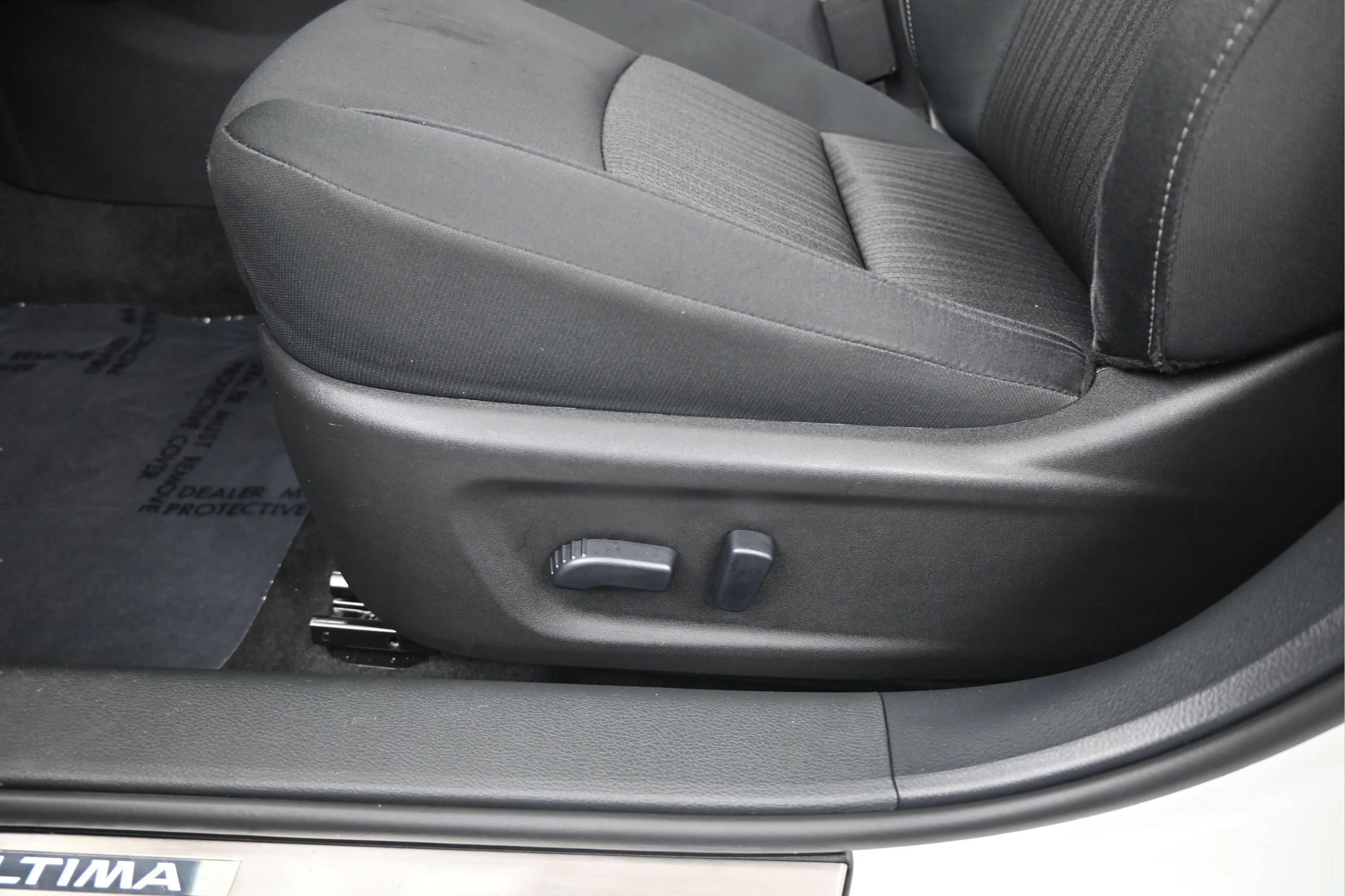 Certified Used 2025 Pearl White Tricoat Nissan SV image 10