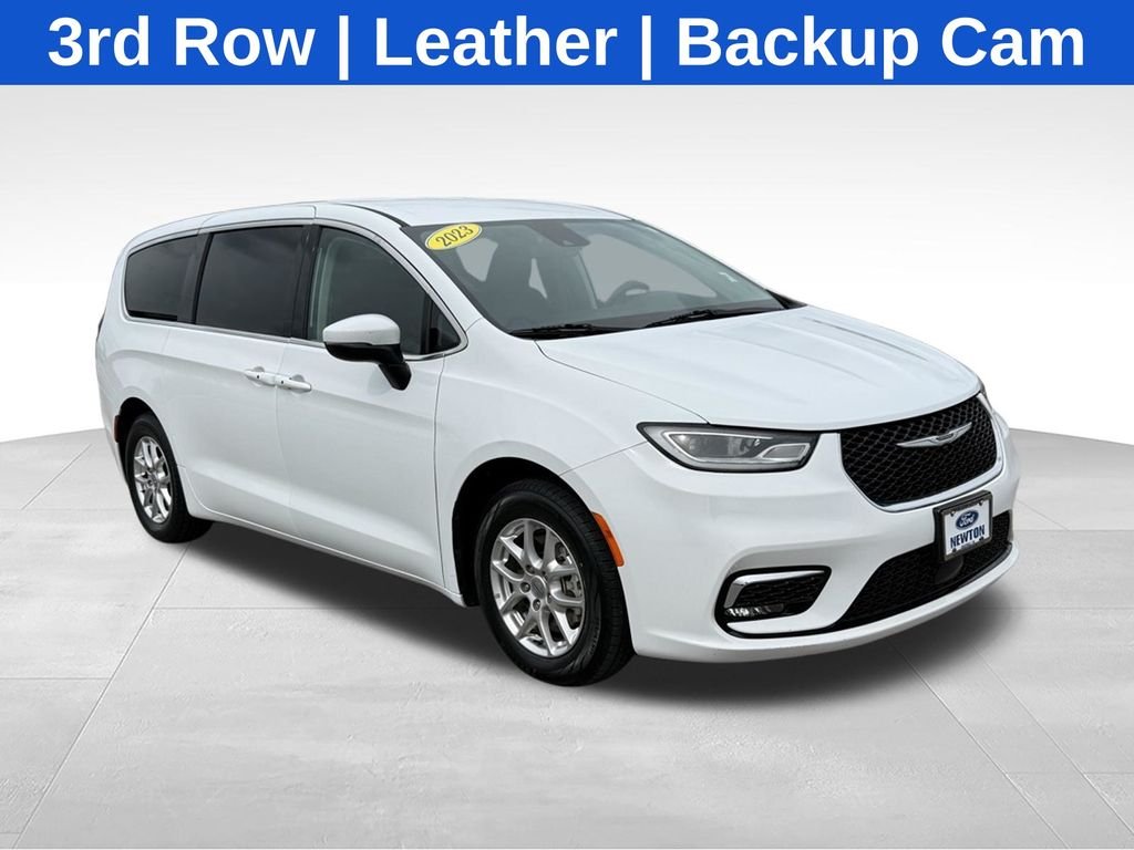 2023 Chrysler Pacifica Touring L's photo