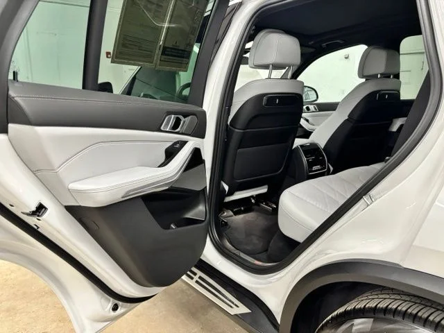 Used 2024 White BMW sDrive40i image 18