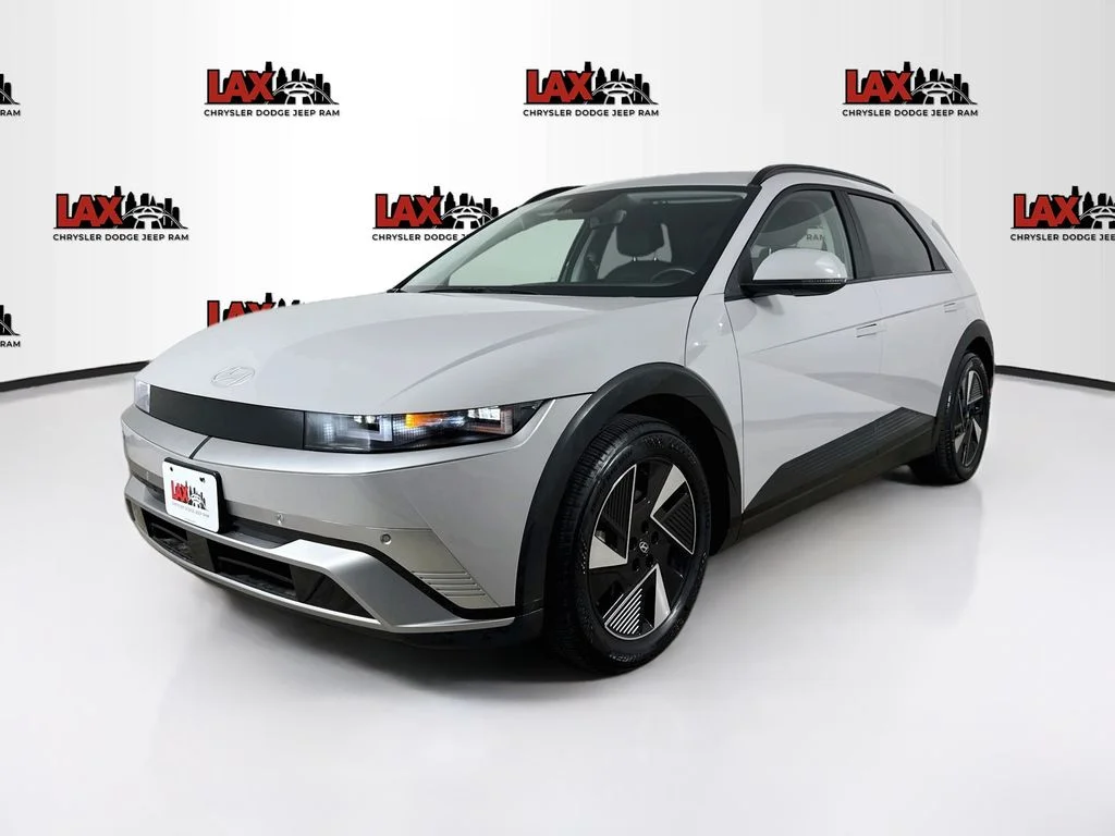 Used 2025 Gray Hyundai SEL image 3