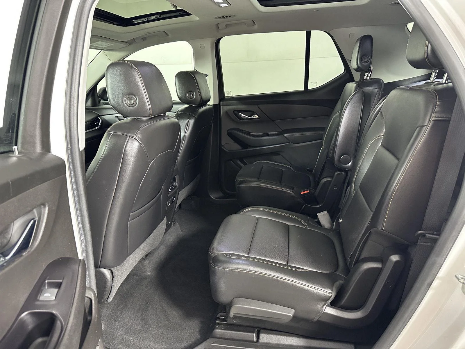 Used 2018 Iridescent Pearl Tricoat Chevrolet Premier image 10