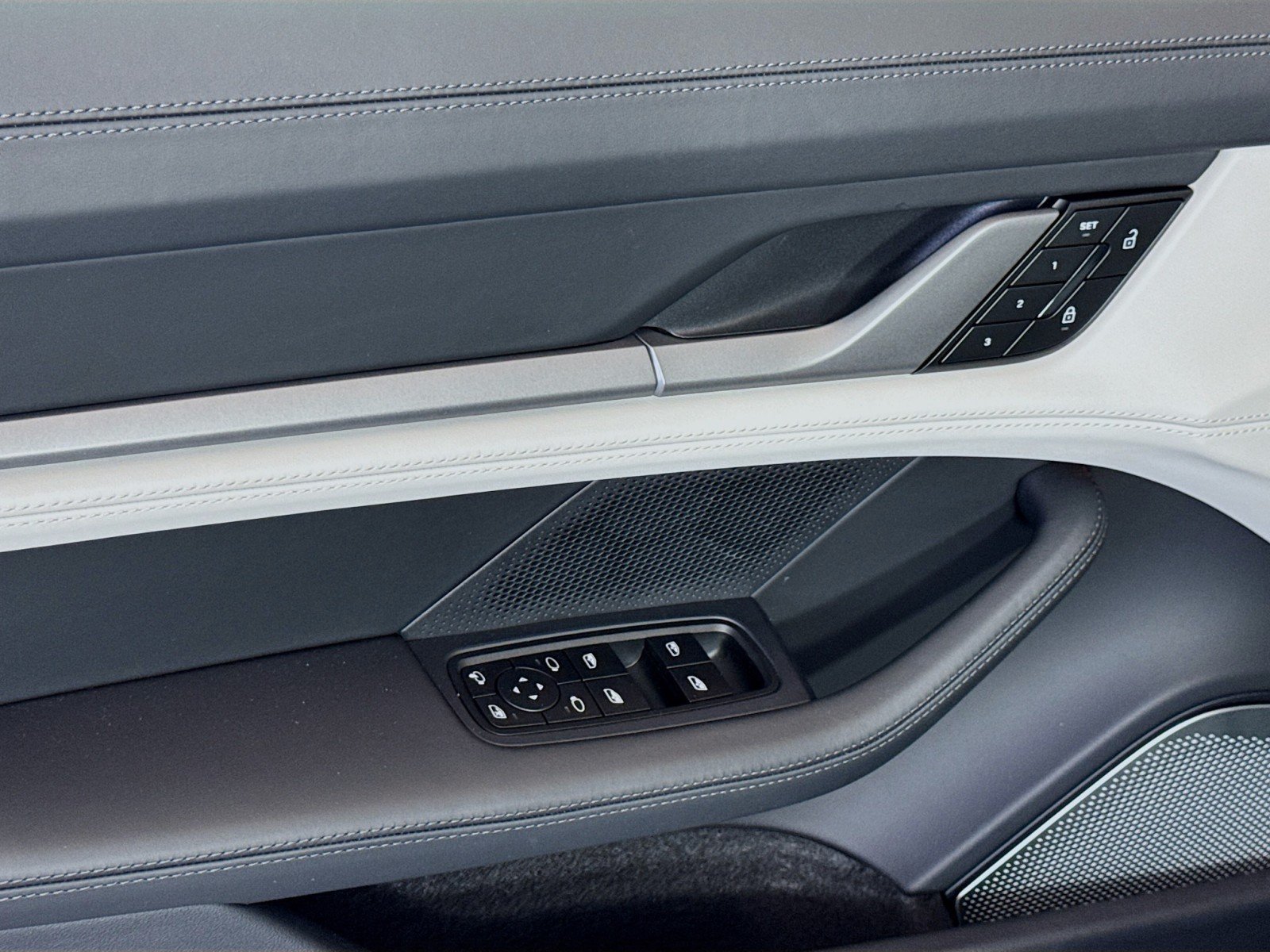 2025 Porsche Taycan S - Photo 11