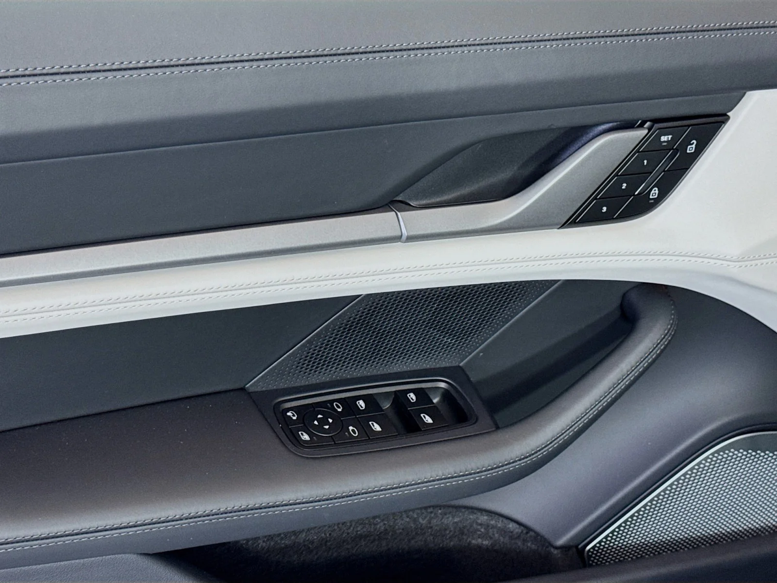 2025 Porsche Taycan S - Photo 11