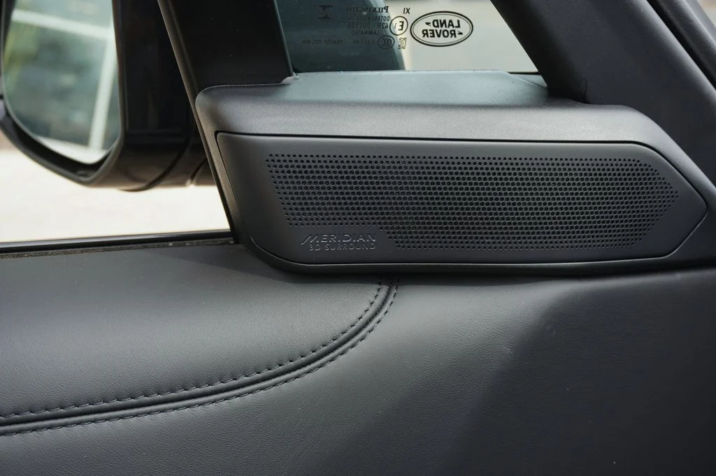 New 2026 Santorini Black Land Rover SE image 12