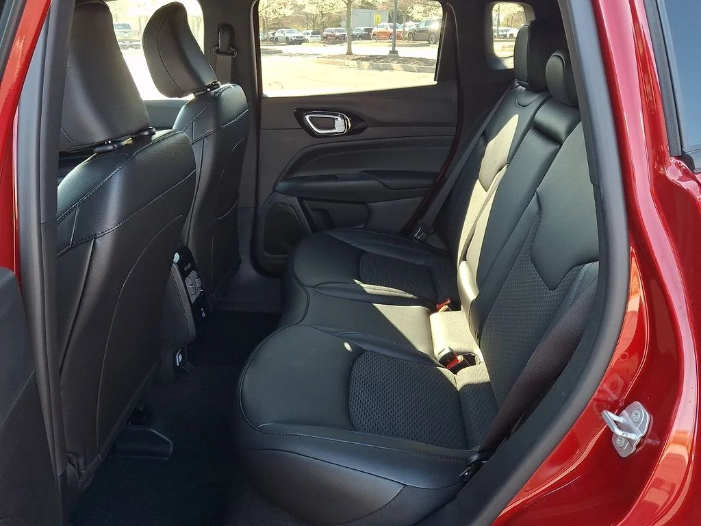 New 2026 Red Hot Pearl-Coat Exterior Paint Jeep Latitude image 6