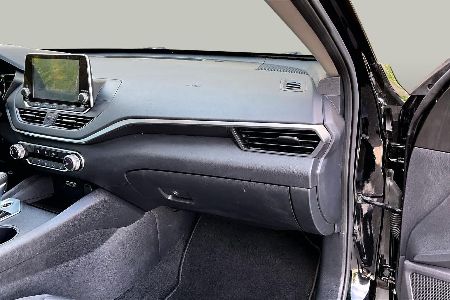 Used 2019 Super Black Nissan 2.5 S image 18