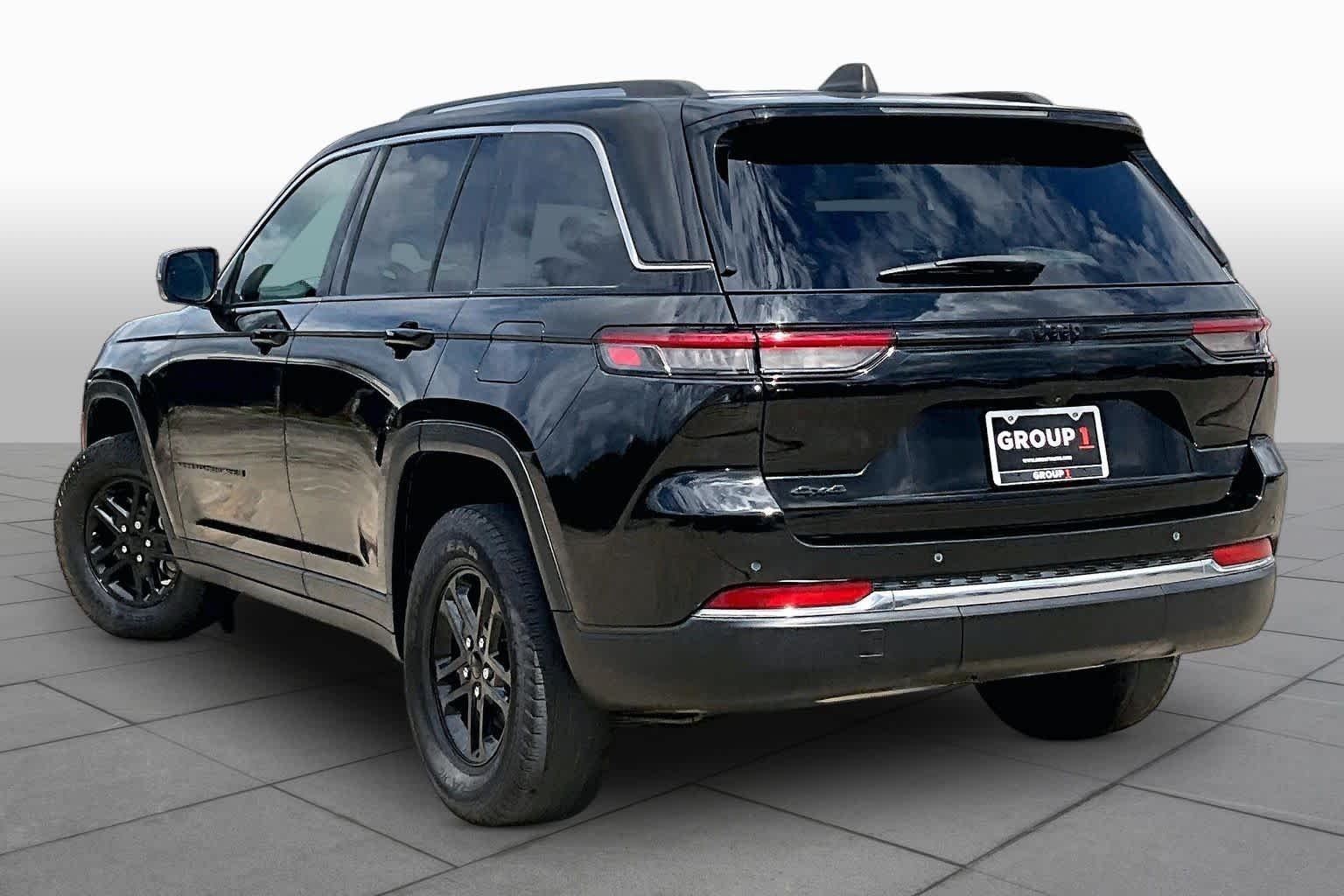 Used 2022 Diamond Black Crystal Pearlcoat Jeep Laredo image 12