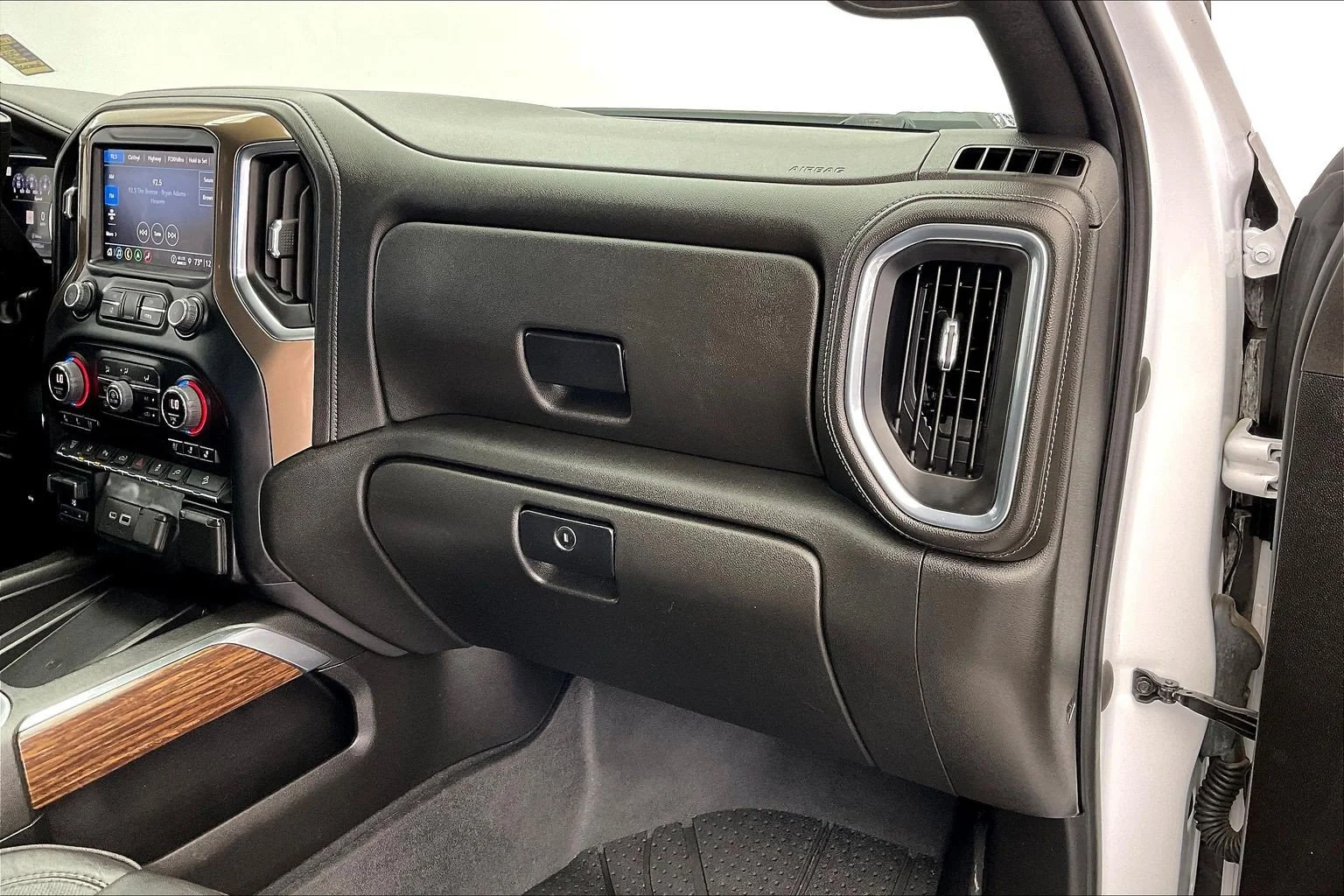 Used 2022 Iridescent Pearl Tricoat Chevrolet High Country image 15