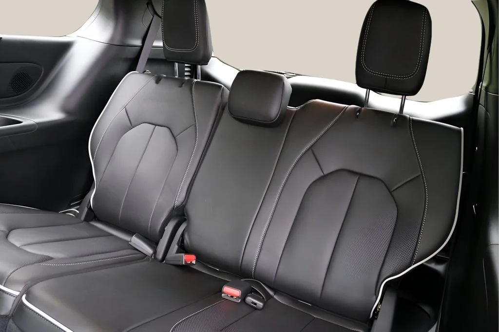 Used 2025 White Chrysler Limited image 17