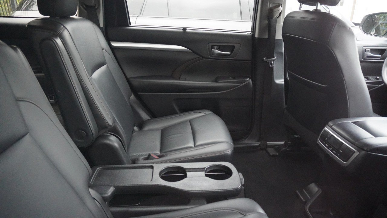 Used 2019 White Toyota XLE image 12