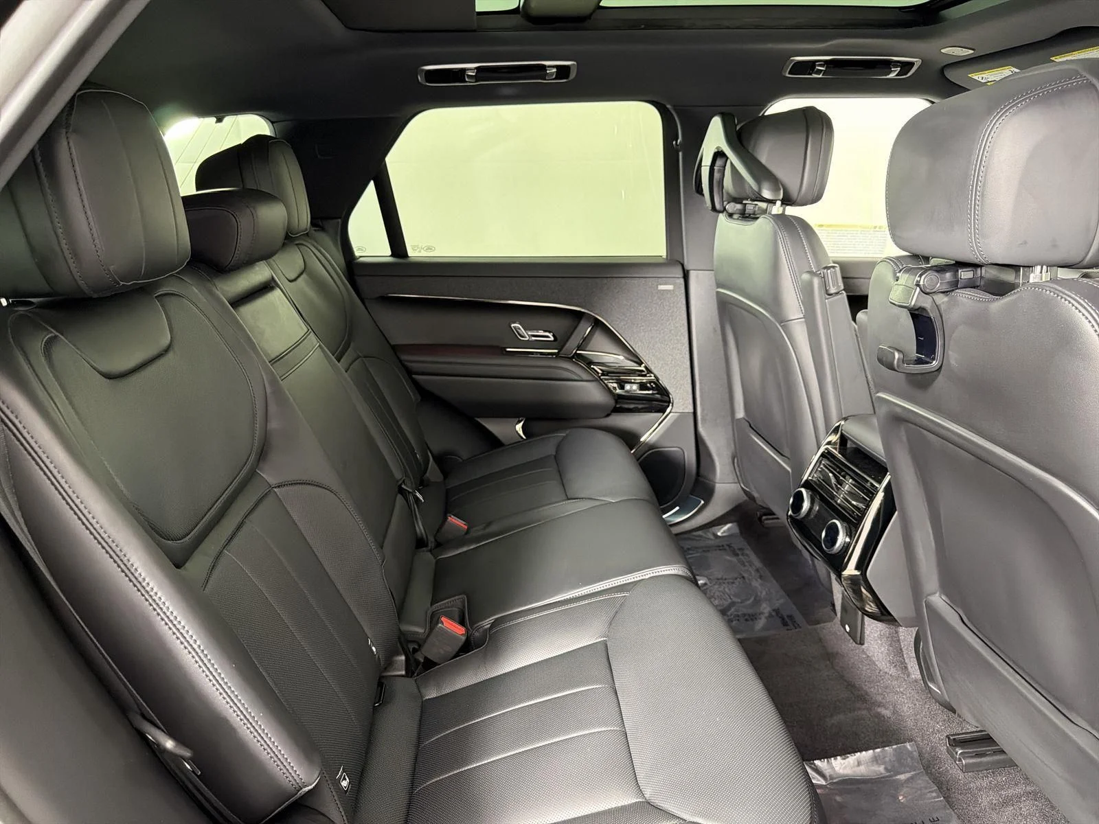 New 2026 Santorini Black Land Rover Dynamic SE image 31
