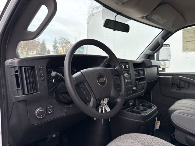 New 2025 Summit White Chevrolet 1WT image 16