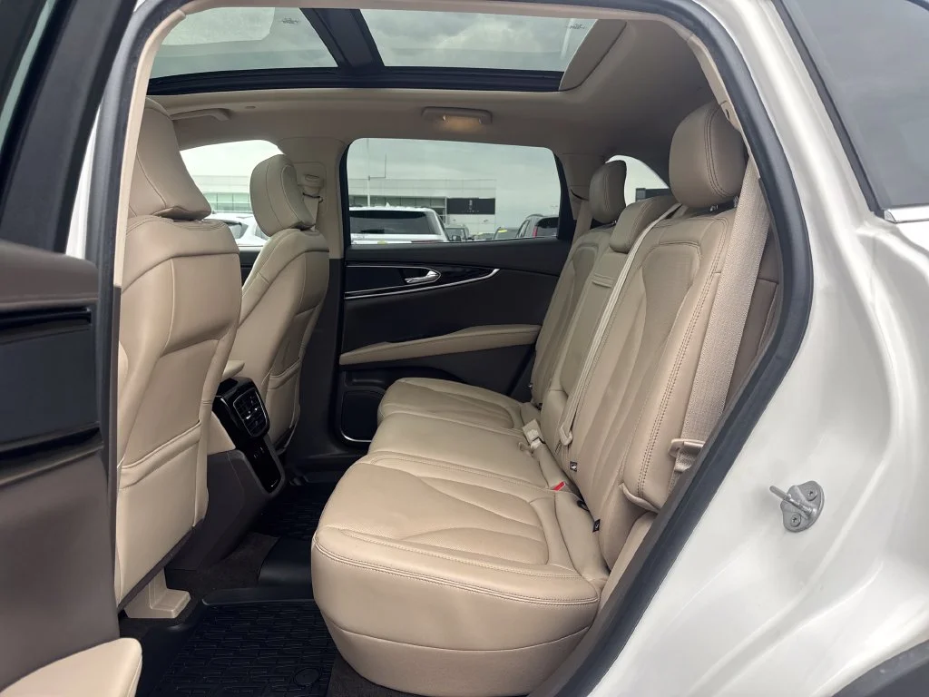 Used 2022 White Metallic Lincoln Reserve image 21