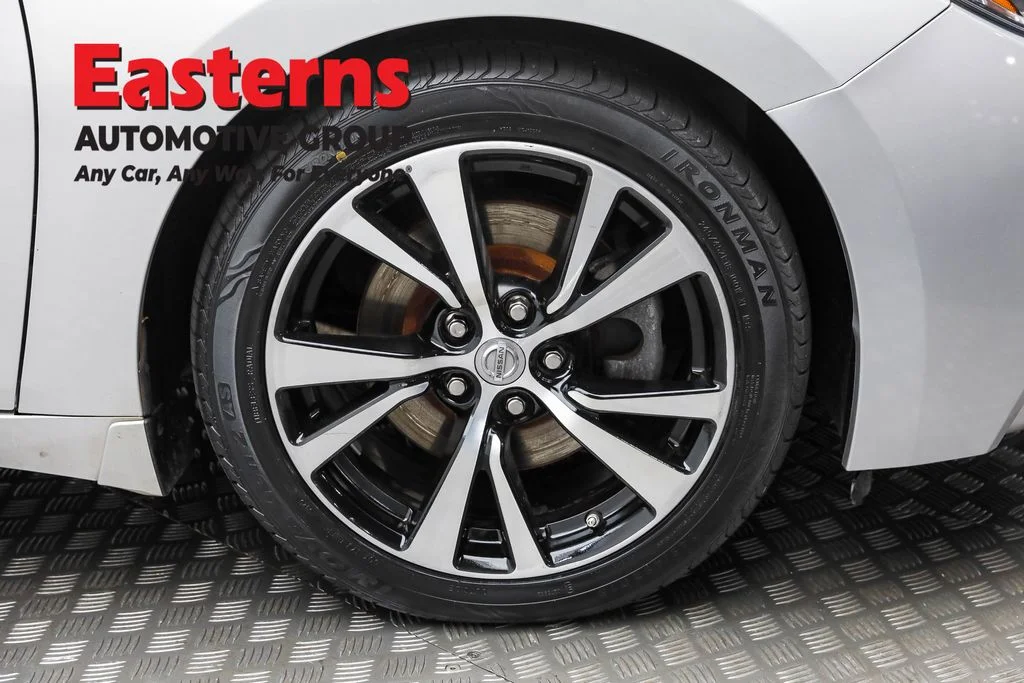 Used 2018 Silver Nissan Platinum image 33