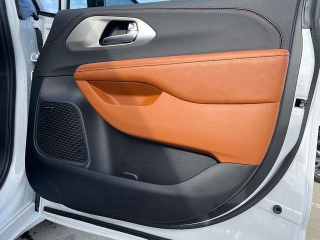 New 2026 Bright White Clearcoat Chrysler Pinnacle image 10