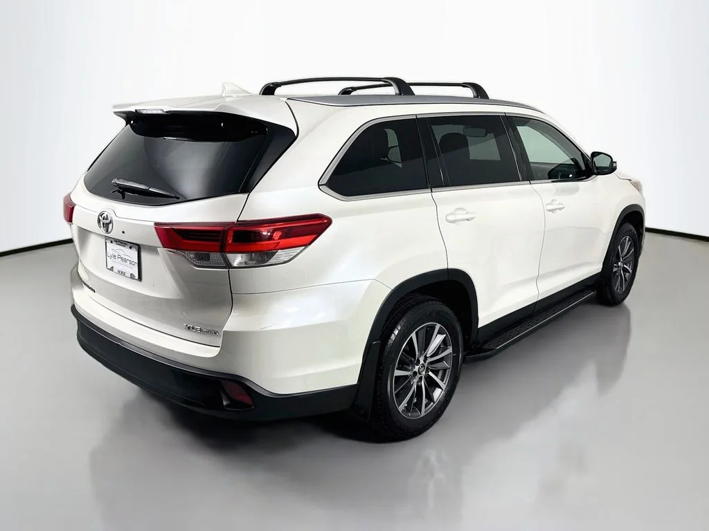 Used 2019 Blizzard Pearl Toyota XLE image 9