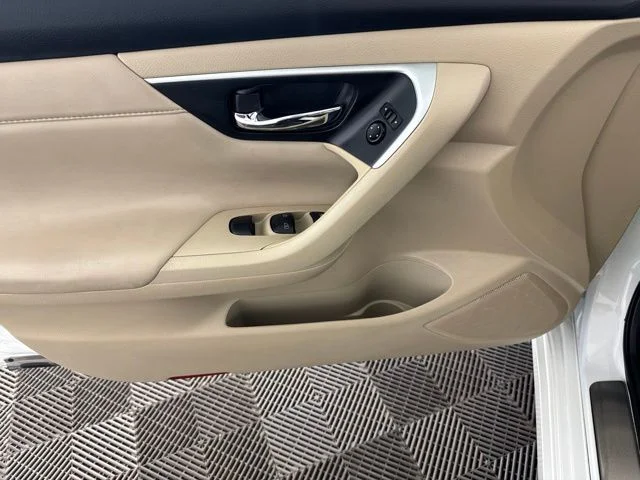 Used 2016 White Nissan 2.5 SL image 18